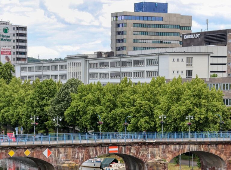 Trauerspiel ums Saarbrücker Finanzamt: Planer wollen Denkmal vernichten, mit Finanzen spielen, CO2 in die Luft blasen